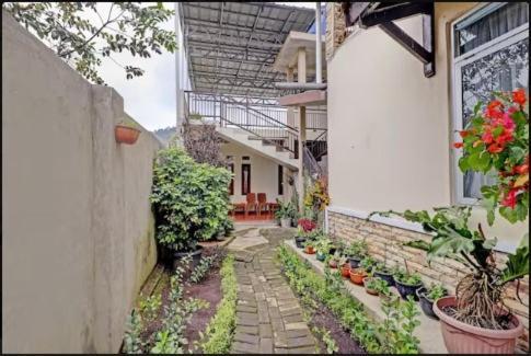 Adinda Homestay Lembang Exterior photo